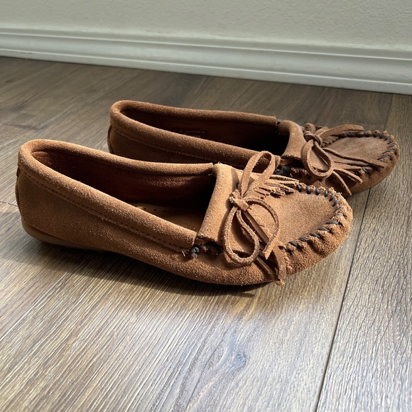 Minnetonka Women’s Kilty Hardsole Moccasin - Great Condition - Picture 4 of 7